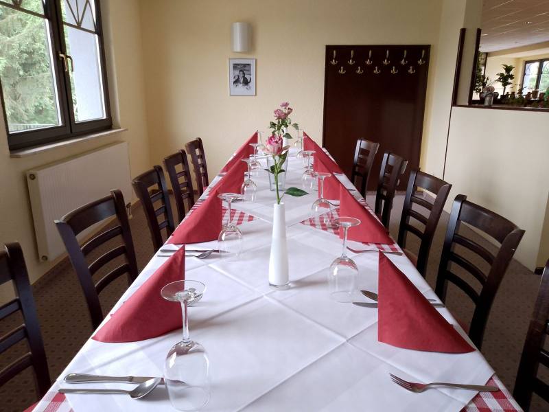 Tafel mit roten Servietten am Fenster