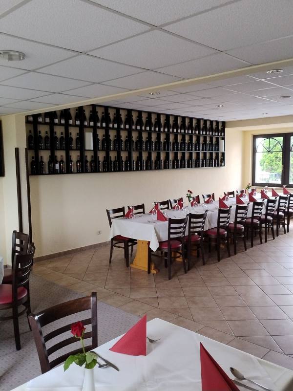 Weinwand und festlich gedeckte Tafel