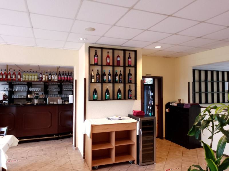 Weinregal und Theke