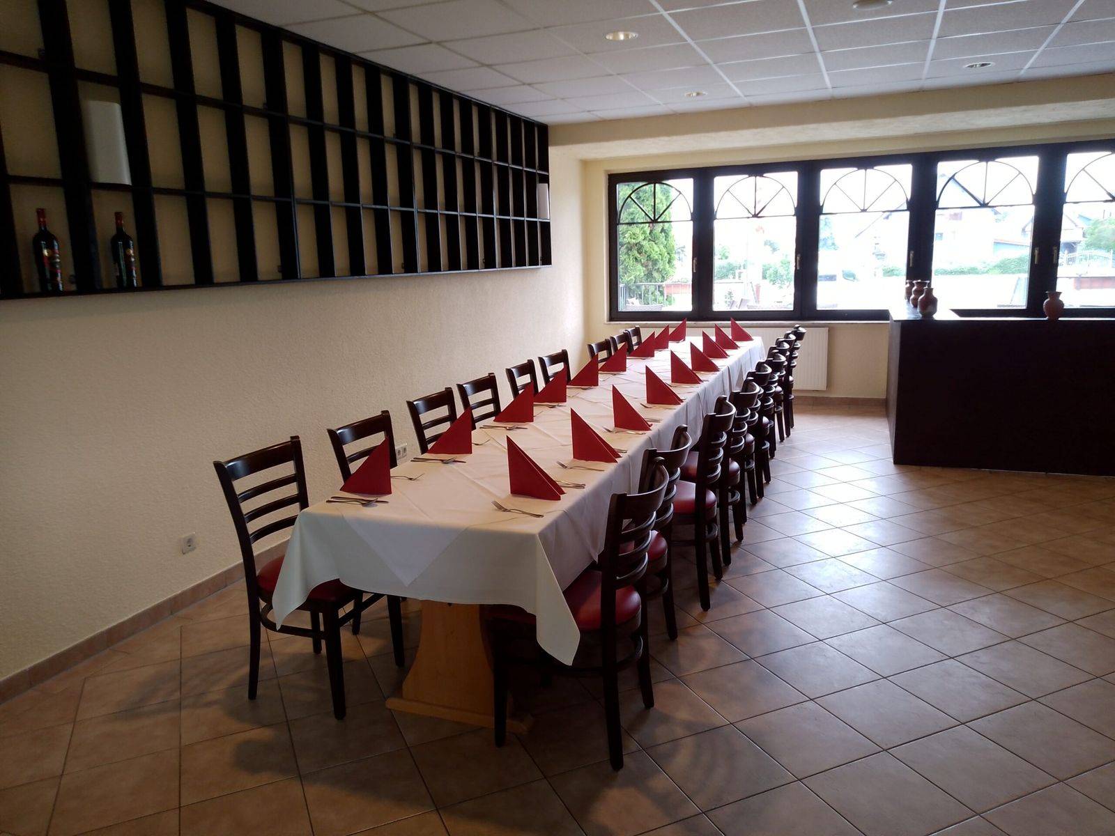 Lange, festlich gedeckte Tafel