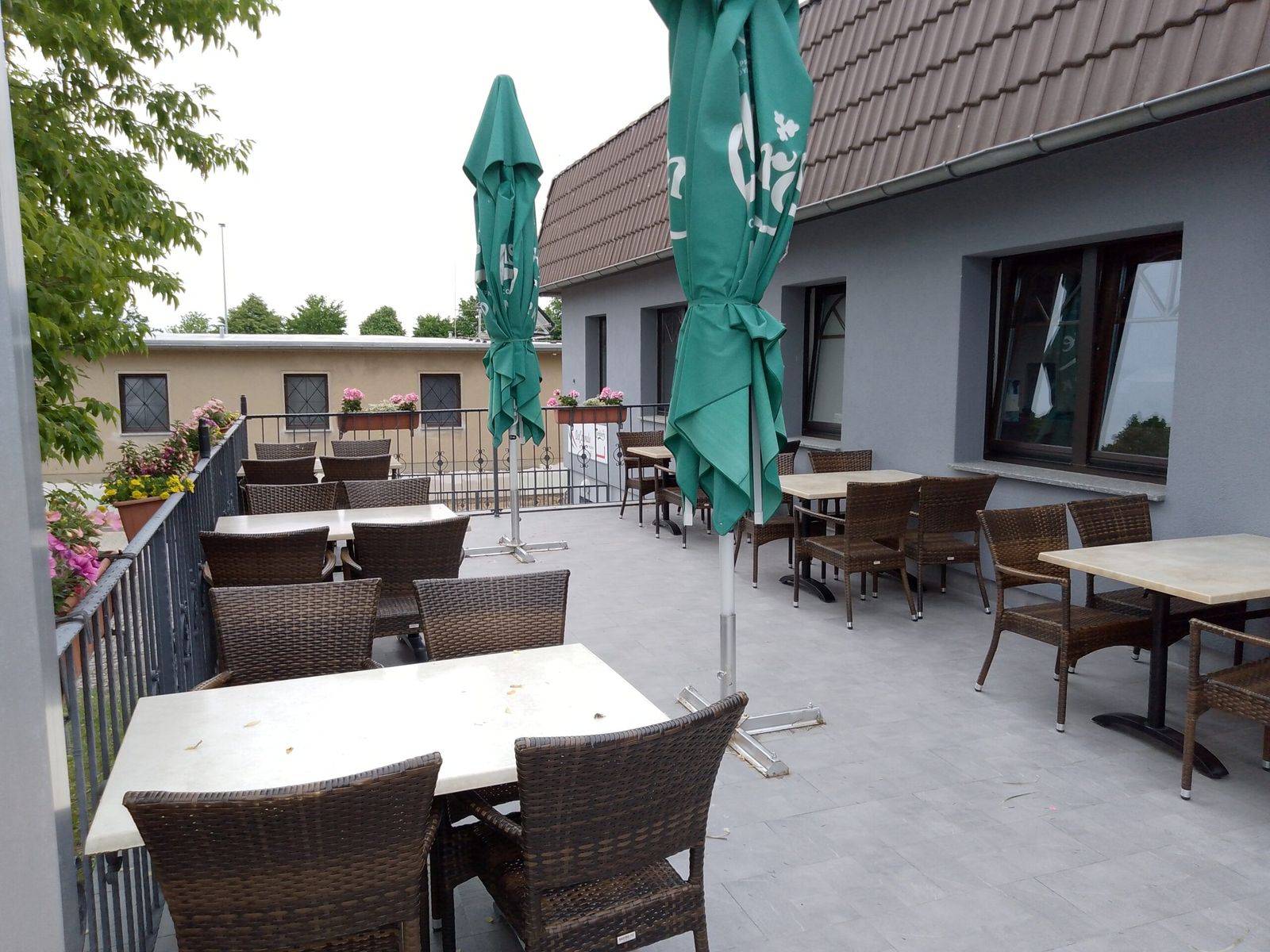 Terrasse mit Sonnenschirmen
